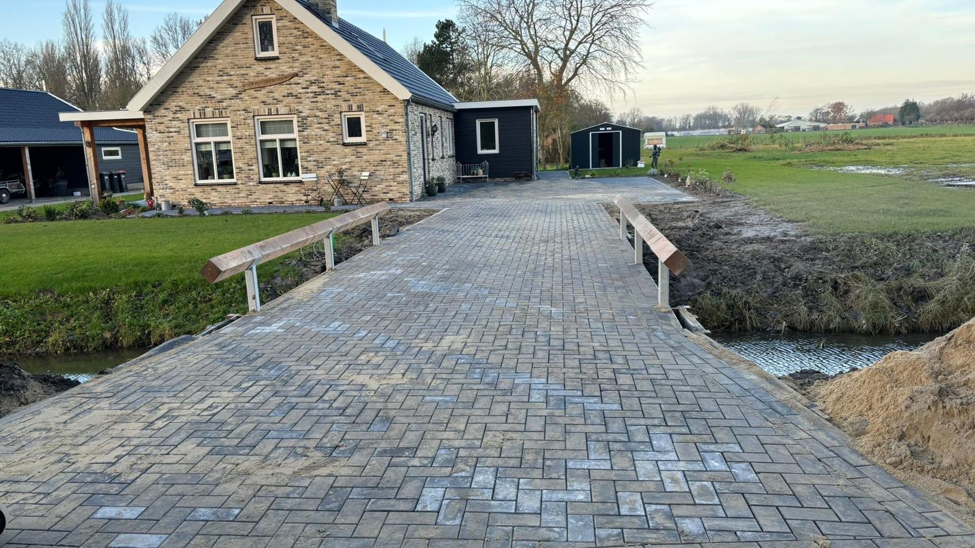 Bestratingswerk door Koemeester Bestrating - oprit met sierbestrating